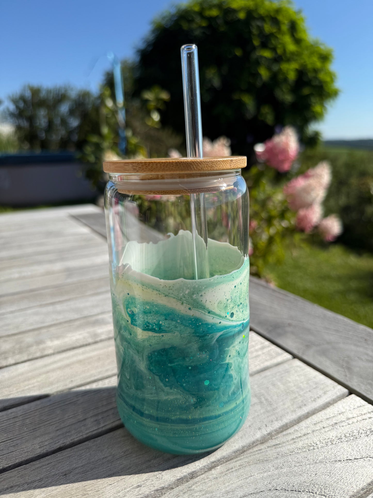 🌊 Handgegossenes Resin-Trinkglas | Grüntöne mit Glitzer | Unikat