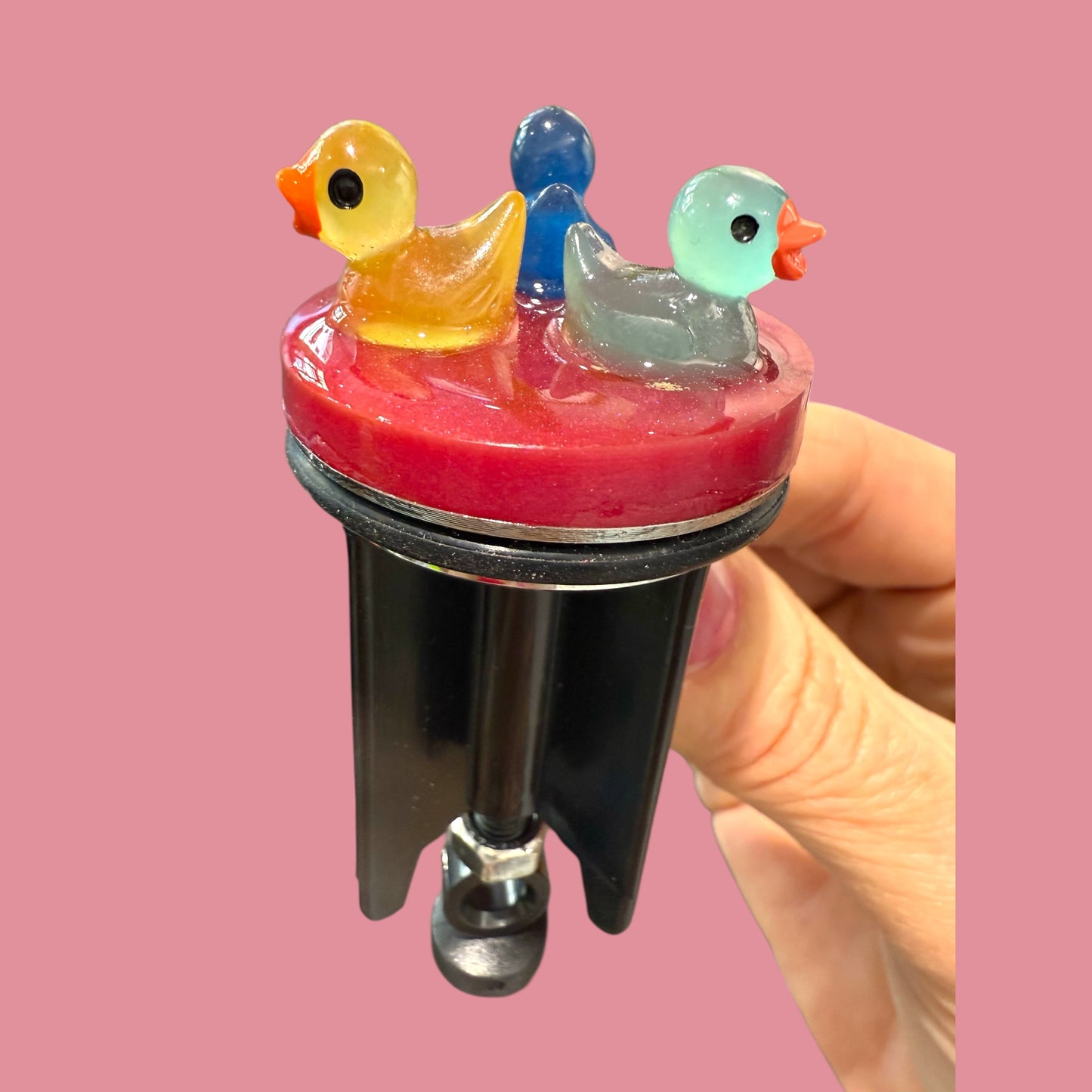 „Entenparty auf Pink – Quietschvergnügt im Waschbecken“