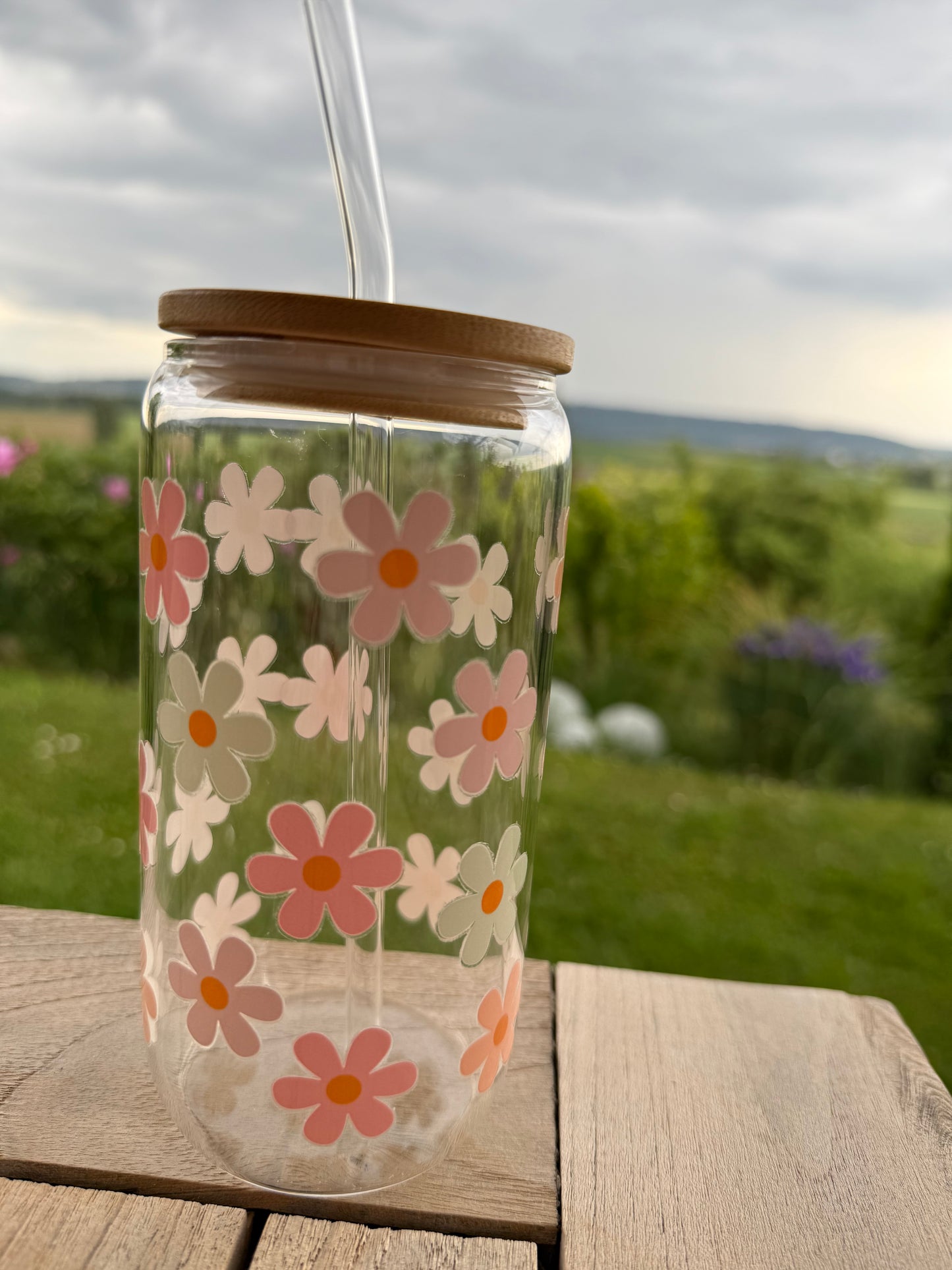 Blumig & Wiederverwendbar – Handveredeltes Trinkglas mit rosa-pinken Blüten