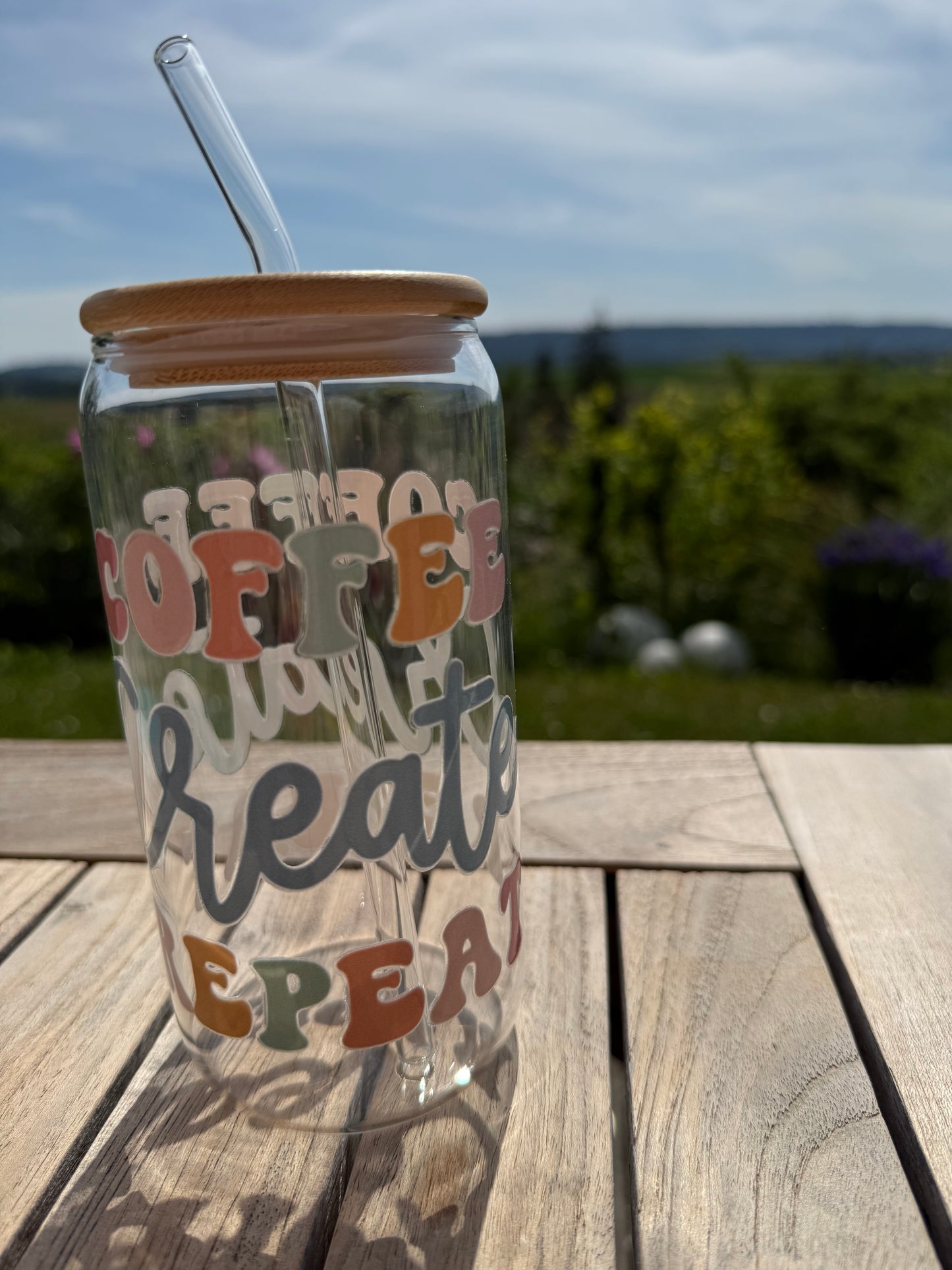 Design-Trinkglas „Coffee Cheat Repeat“ – 470 ml | Handveredelt | Bambusdeckel & Glasstrohhalm