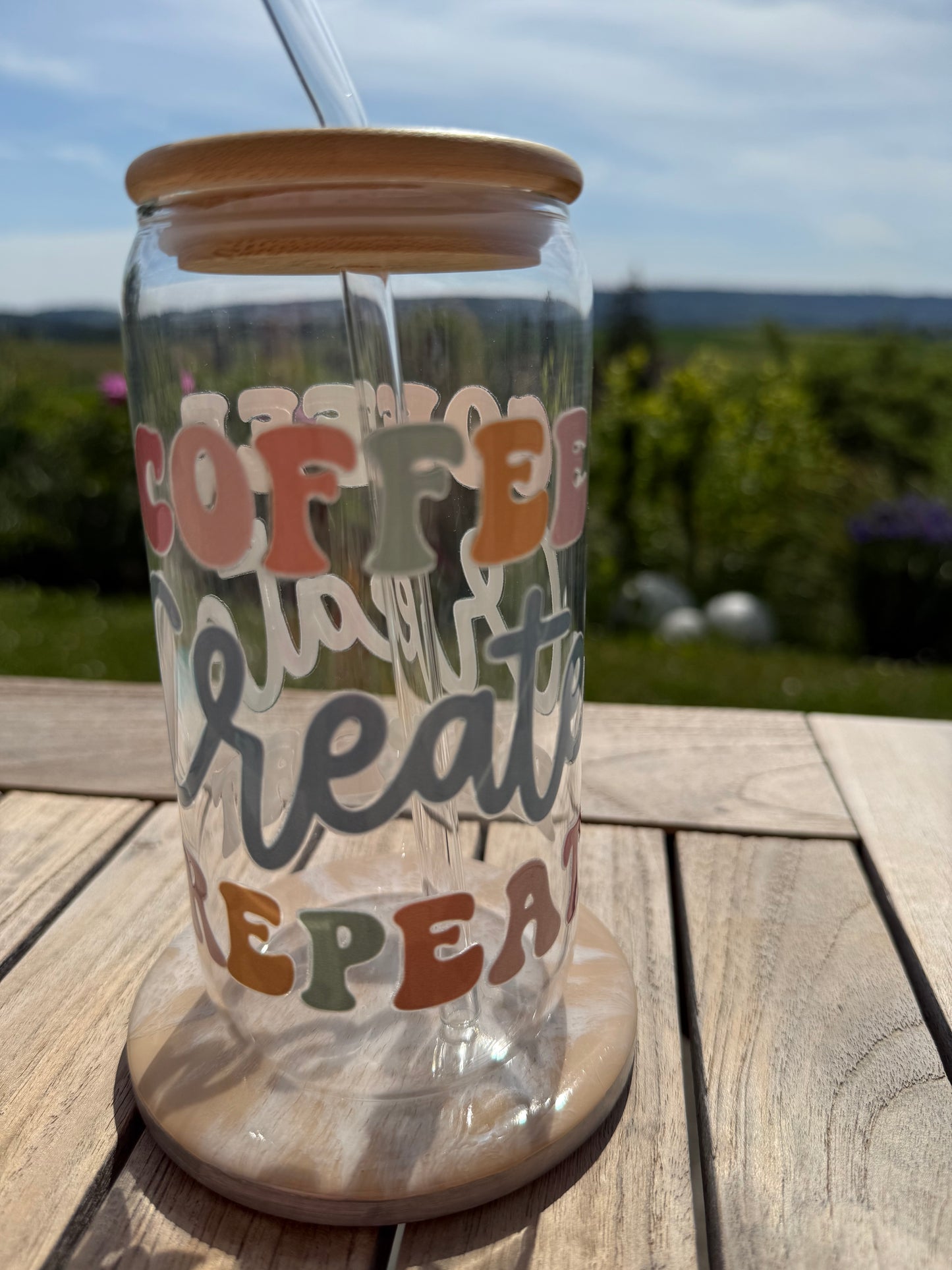Design-Trinkglas „Coffee Cheat Repeat“ – 470 ml | Handveredelt | Bambusdeckel & Glasstrohhalm
