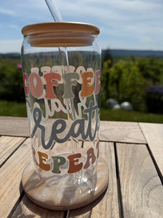 Design-Trinkglas „Coffee Cheat Repeat“ – 470 ml | Handveredelt | Bambusdeckel & Glasstrohhalm