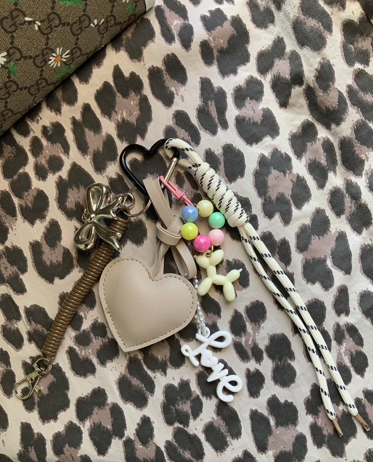🤍 „Soft Love“ Taschen- & Schlüsselanhänger – stylisch & handmade