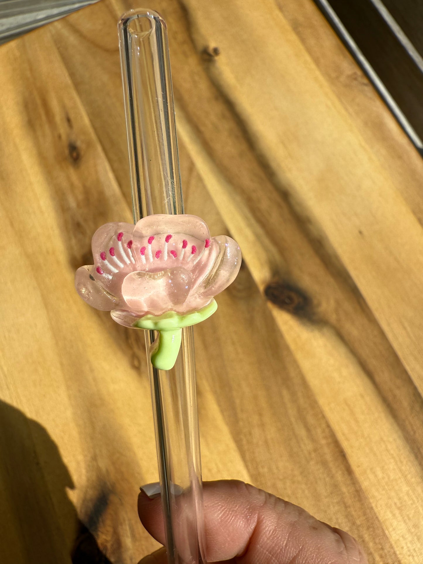 Glastrinkhalm mit Blüte – schlürfen mit Stil!