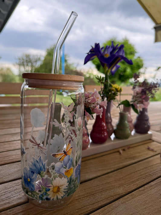 Design-Trinkglas „Wiesenzauber“ – 470 ml mit Wildblumenmotiv, Bambusdeckel & Glasstrohhalm