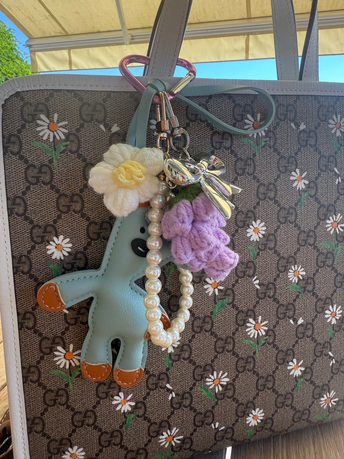 „Minty Bear & Blossom Vibes – Taschenanhänger mit Schleife & Perlen“