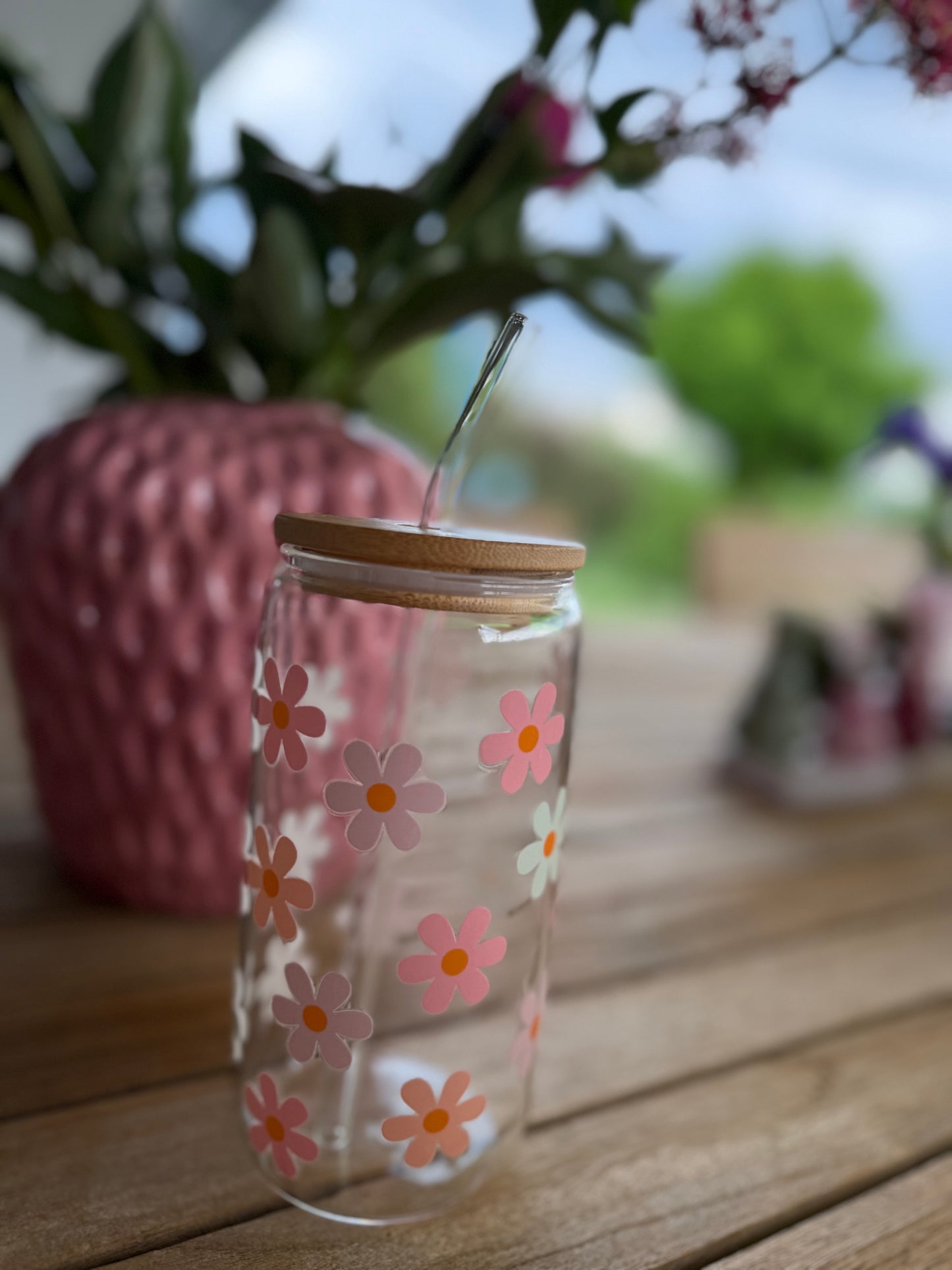 Blumig & Wiederverwendbar – Handveredeltes Trinkglas mit rosa-pinken Blüten
