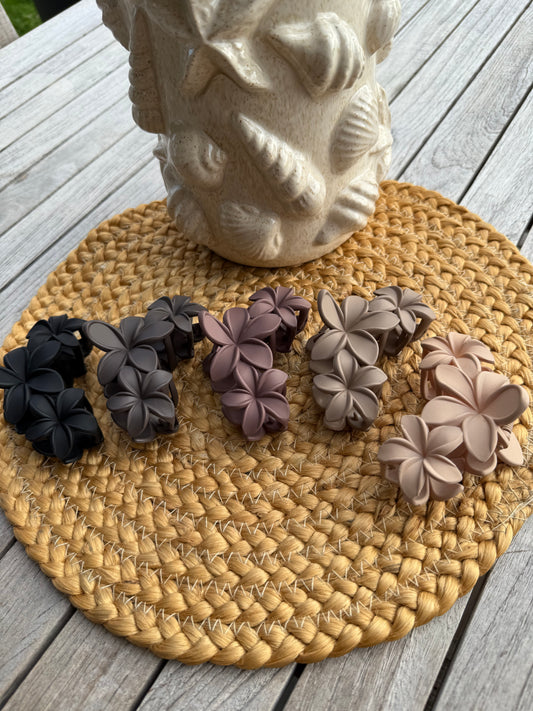 🌸 Mattierte Blüten-Haarspange – in 5 dezenten Farben