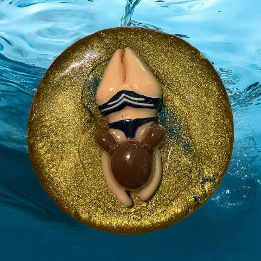 “Golden Girl – Schwimmerin auf Sonnenglanz”