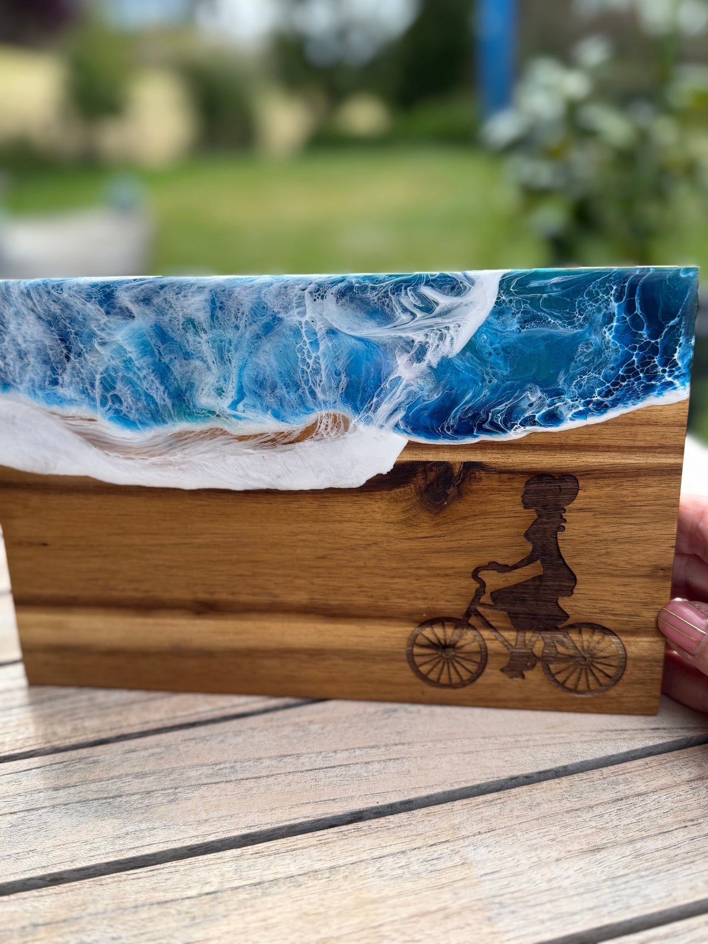 „Freiheit auf zwei Rädern – Ocean Art Frühstücksbrett aus Akazienholz“