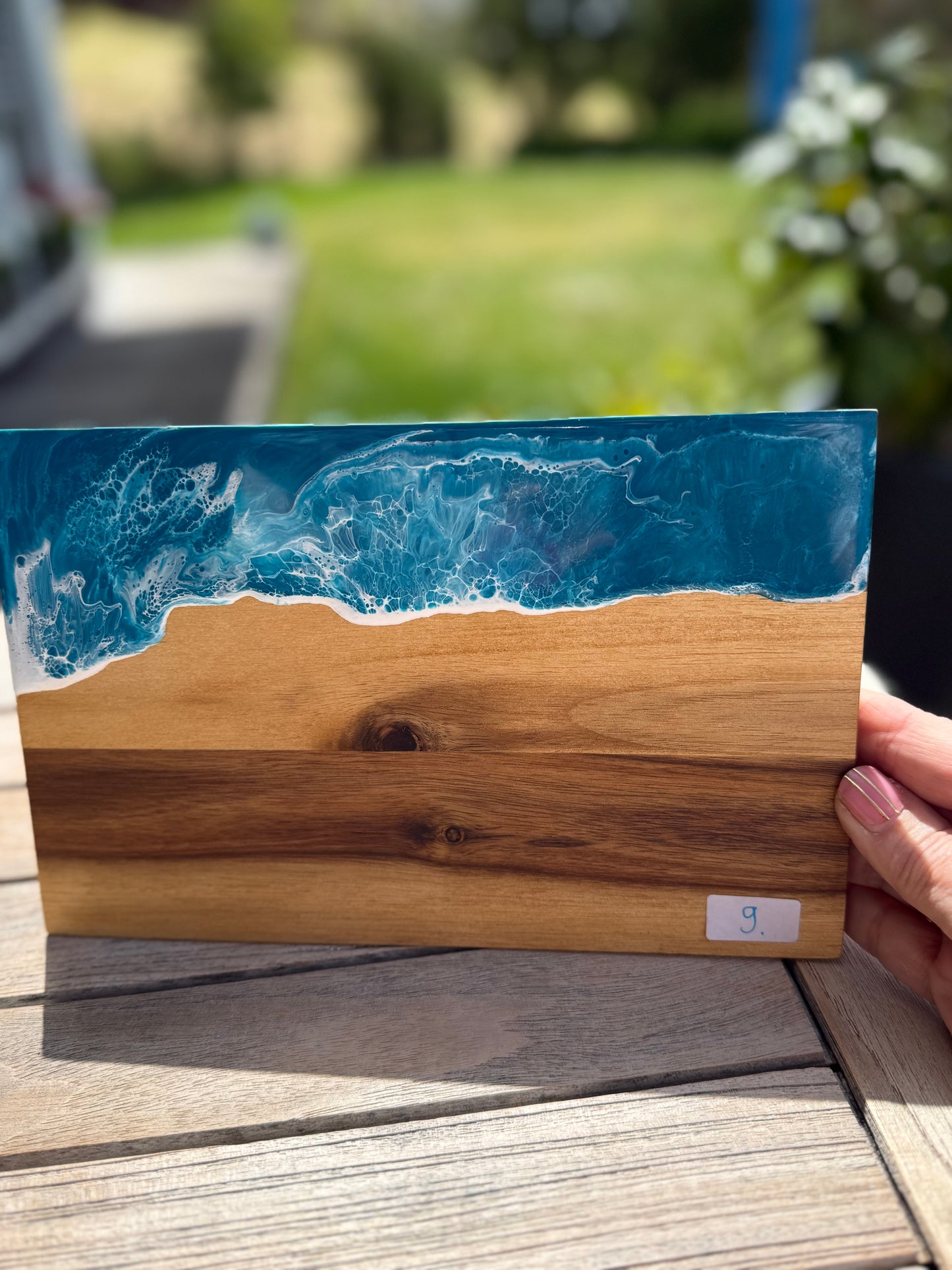 „Ocean Breeze – handveredelte Akazienholz-Brettchen mit Resin-Wellen (Varianten 8–11)“