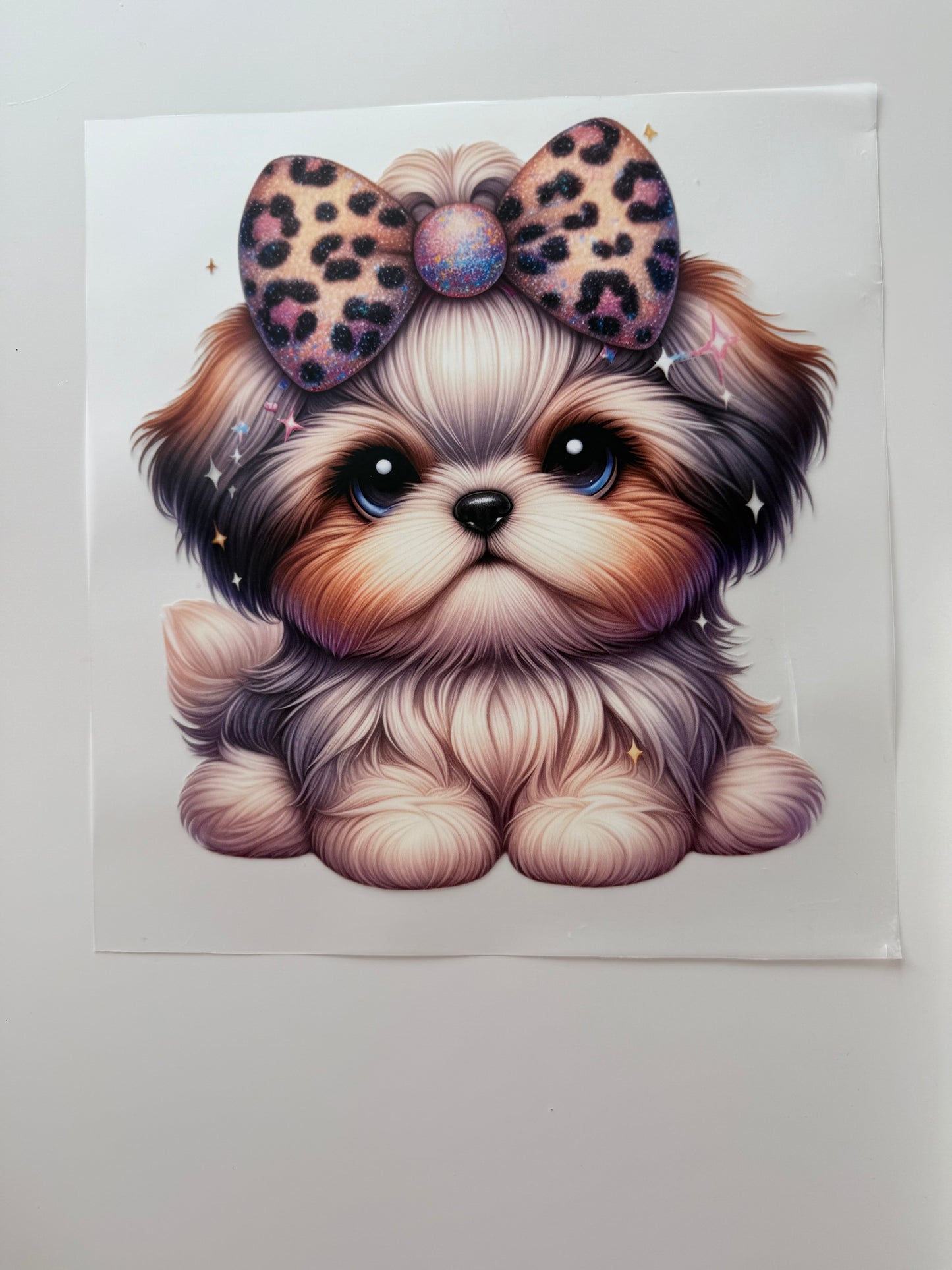 Kleiner Hund mit Leo Schleife