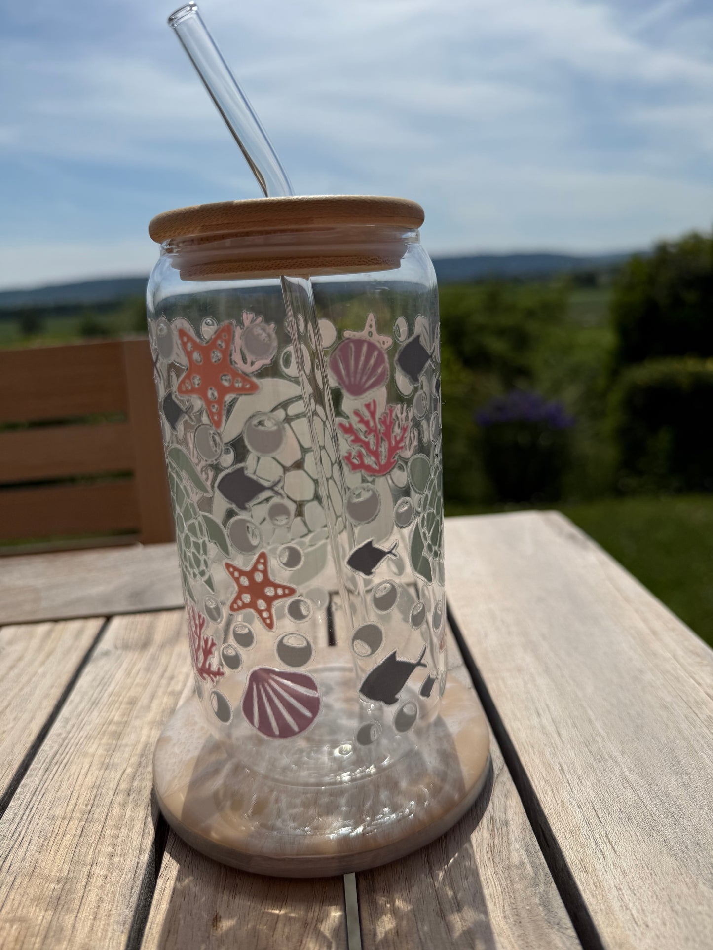 Design-Trinkglas “Ocean Vibes” mit Bambusdeckel & Glasstrohhalm – 470 ml, handveredelt