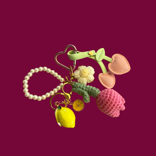 „Cherry Blossom Lemon – Taschenanhänger mit Herz & Häkelblume“