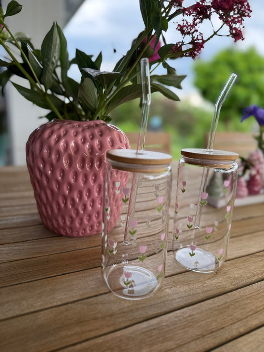 Design-Trinkglas „Tulpenzauber“ – 470 ml mit Glasstrohhalm & Bambusdeckel