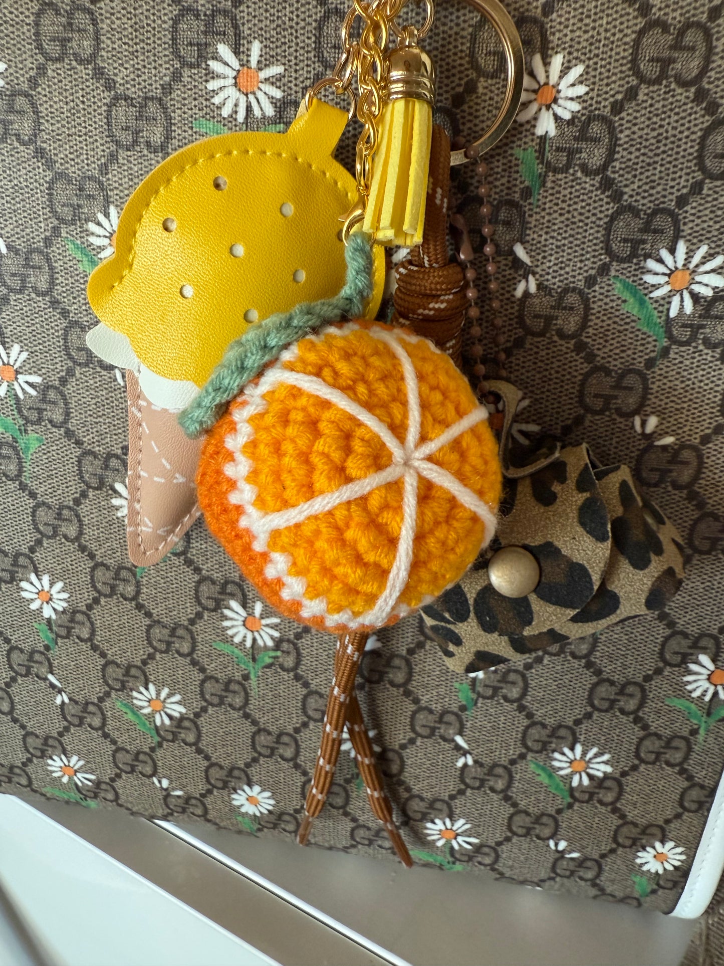 „Sweet & Juicy – Taschenanhänger mit Orange, Eis & Leo“