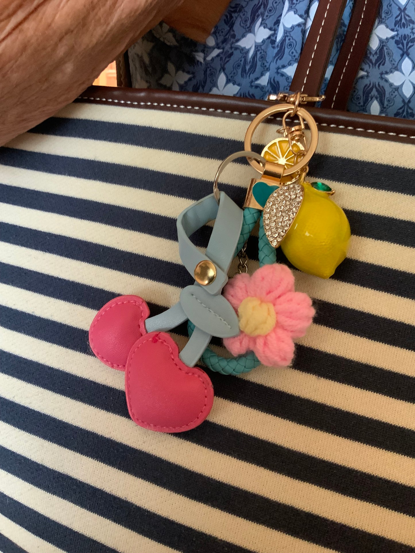 „Cherry Lemon Love – Taschenanhänger mit Herz & Fruchtvibes“