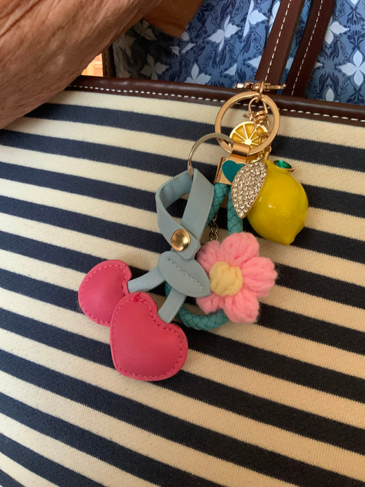 „Cherry Lemon Love – Taschenanhänger mit Herz & Fruchtvibes“