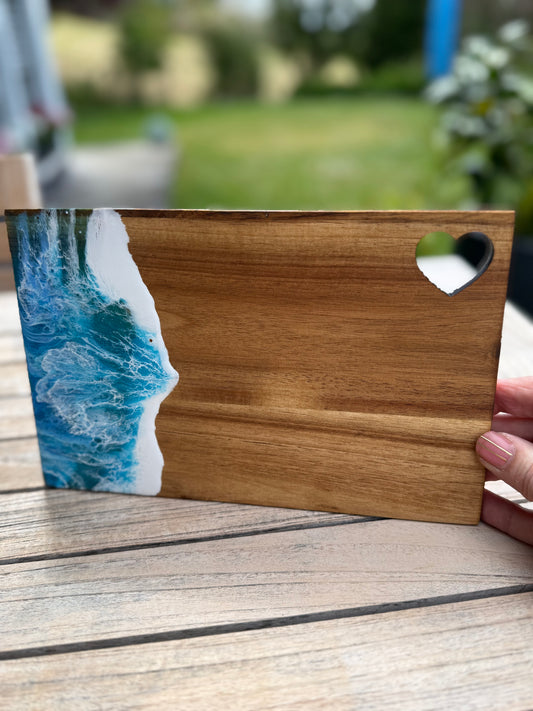 „Herz am Meer – Resin-Brettchen mit Herz-Ausschnitt“