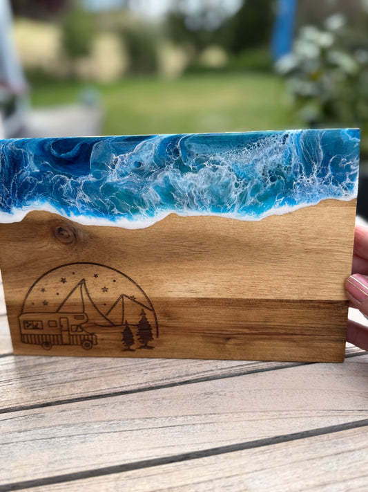 „Roadtrip ans Meer – Ocean Art Brettchen mit Camper-Liebe“