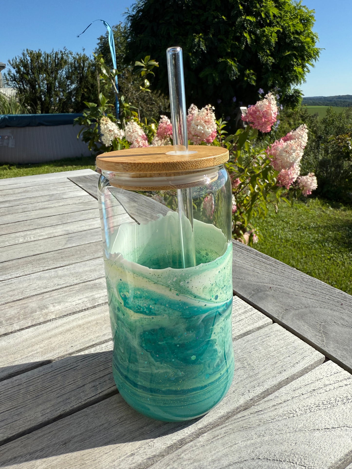 🌊 Handgegossenes Resin-Trinkglas | Grüntöne mit Glitzer | Unikat