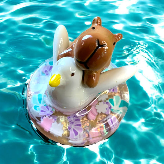 Capybara on Tour – handveredelter Waschbeckenstöpsel mit Urlaubsfeeling