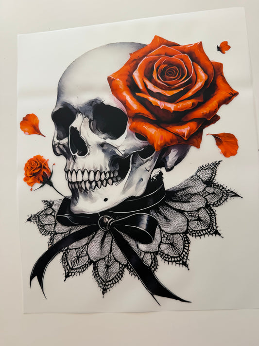 Rose und Totenkopf