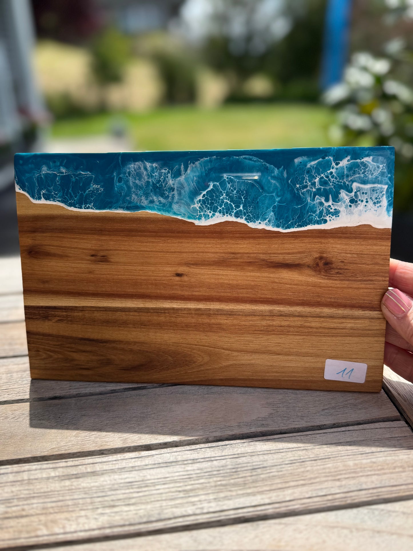 „Ocean Breeze – handveredelte Akazienholz-Brettchen mit Resin-Wellen (Varianten 8–11)“