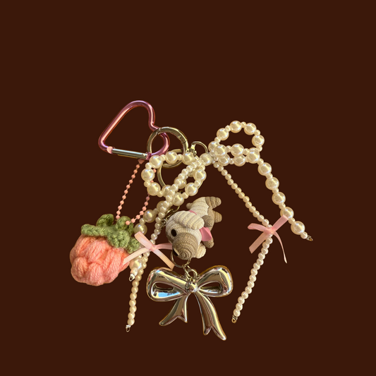 „Berry Cute – Taschenanhänger mit Perlen, Schleife & Charms“