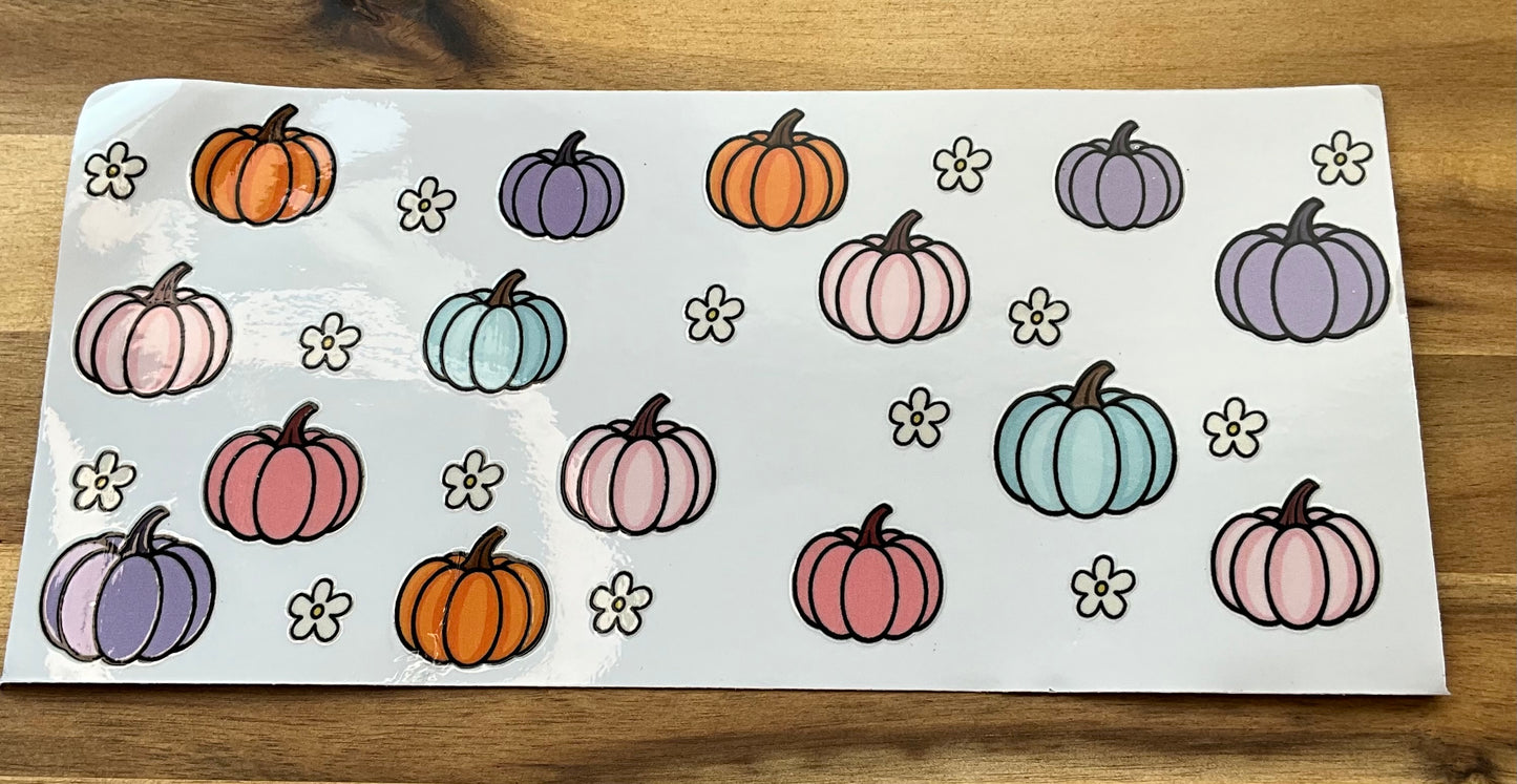 Kürbisse in Pastell mit Blumen