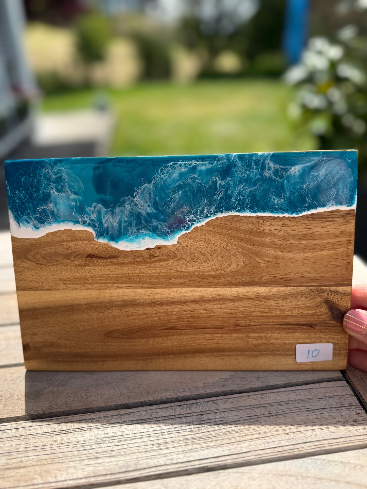 „Ocean Breeze – handveredelte Akazienholz-Brettchen mit Resin-Wellen (Varianten 8–11)“