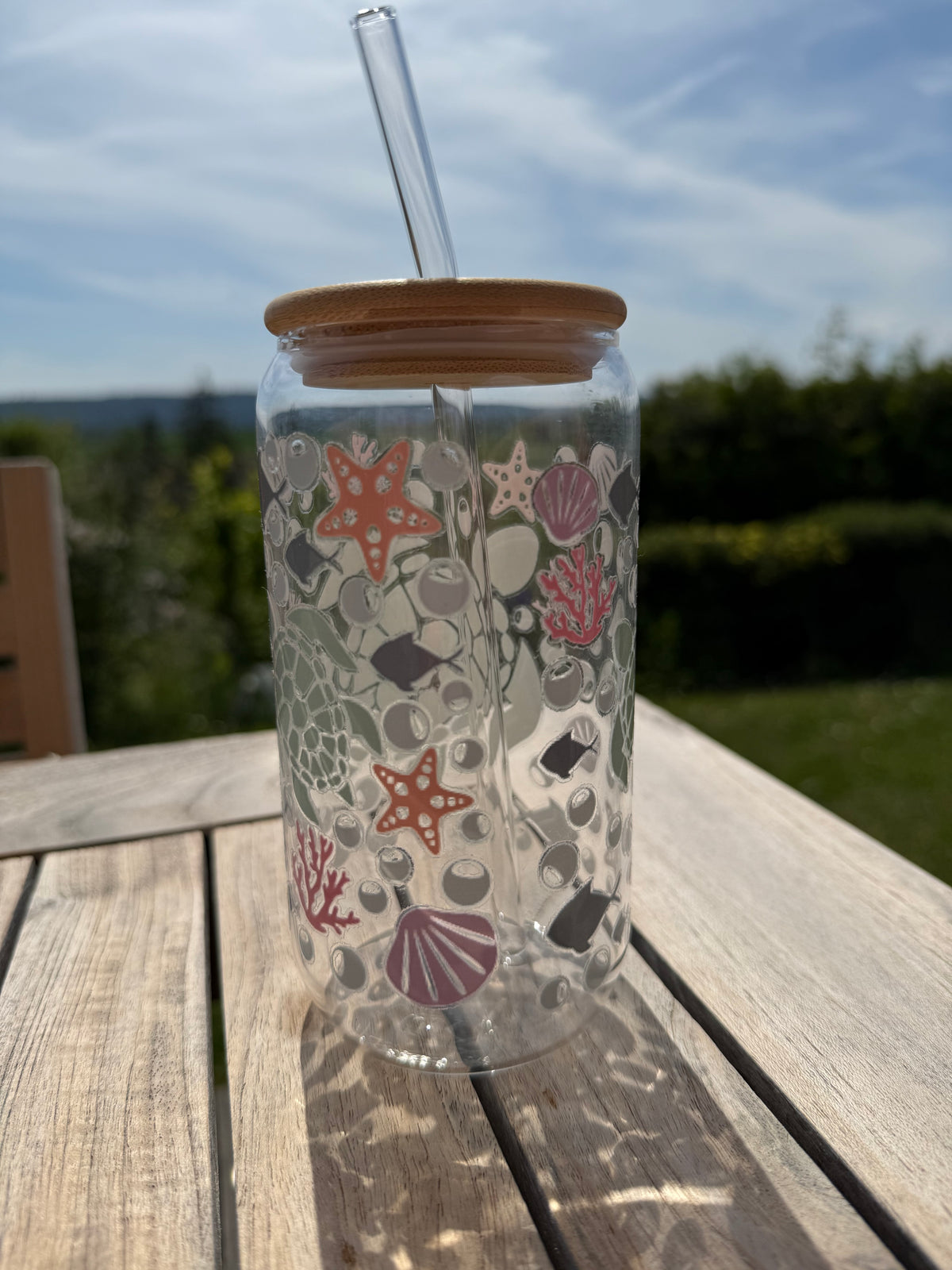 Design-Trinkglas “Ocean Vibes” mit Bambusdeckel & Glasstrohhalm – 470 – Art by Nic