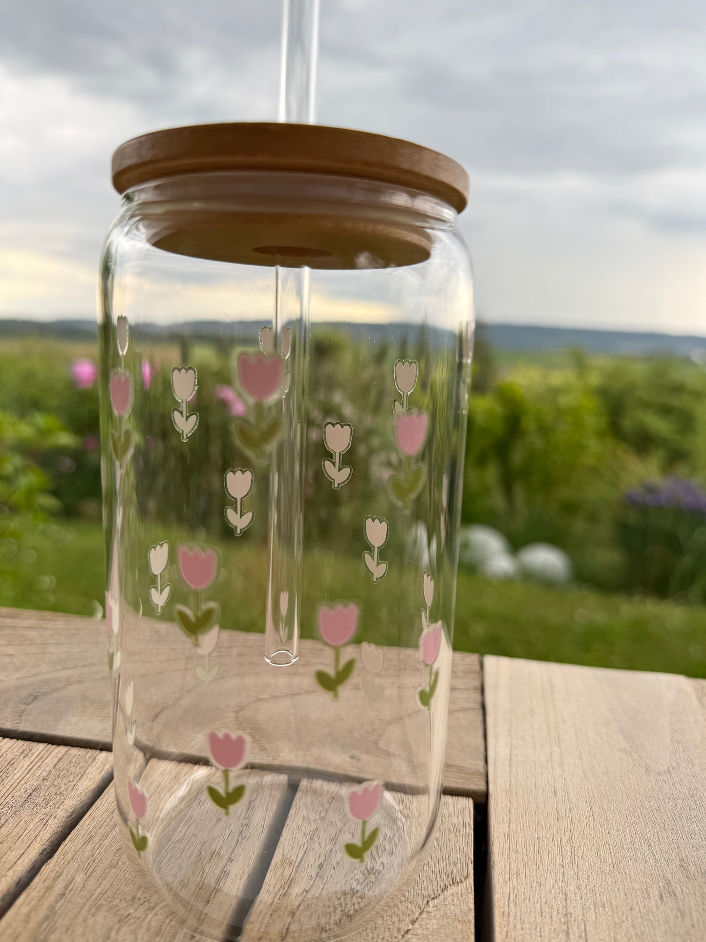 Design-Trinkglas „Tulpenzauber“ – 470 ml mit Glasstrohhalm & Bambusdeckel