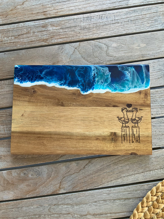 Servierbrett „Ocean Love“ aus Akazienholz – mit Resin Art & Möwen-Gravur