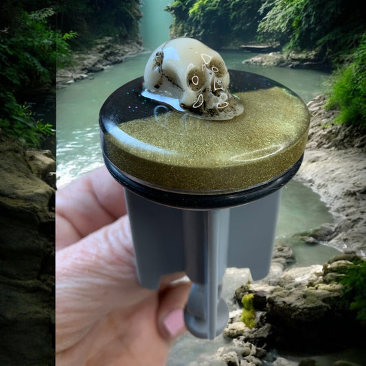 „Gold & Bones“ – handveredelter Waschbeckenstöpsel mit Totenschädel im Halbmond-Design