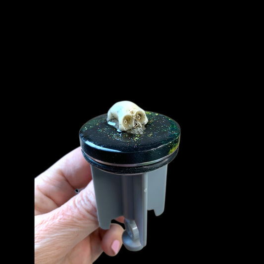 „Bad to the Bone“ – handveredelter Waschbeckenstöpsel mit Totenkopf auf Galaxie-Glitzer