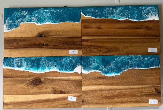„Ocean Breeze – handveredelte Akazienholz-Brettchen mit Resin-Wellen (Varianten 8–11)“