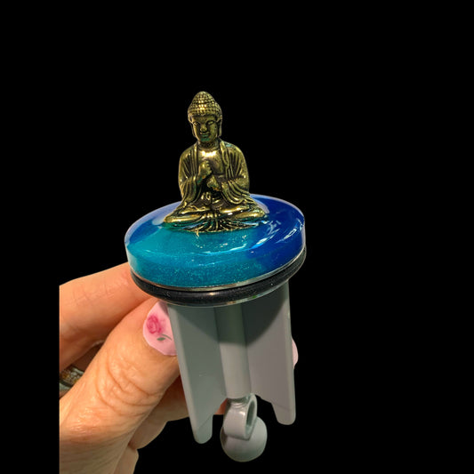 “Zen im Waschbecken – Buddha auf Wellen der Ruhe”