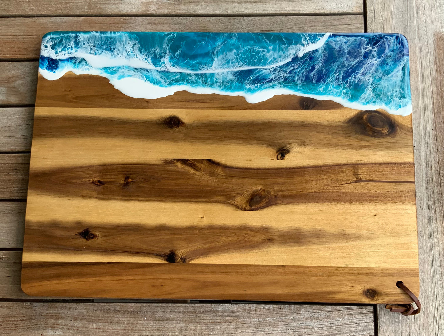 Ocean Vibes für dein Zuhause – Servier- & Schneidebrett mit Resin-Wellenkunst