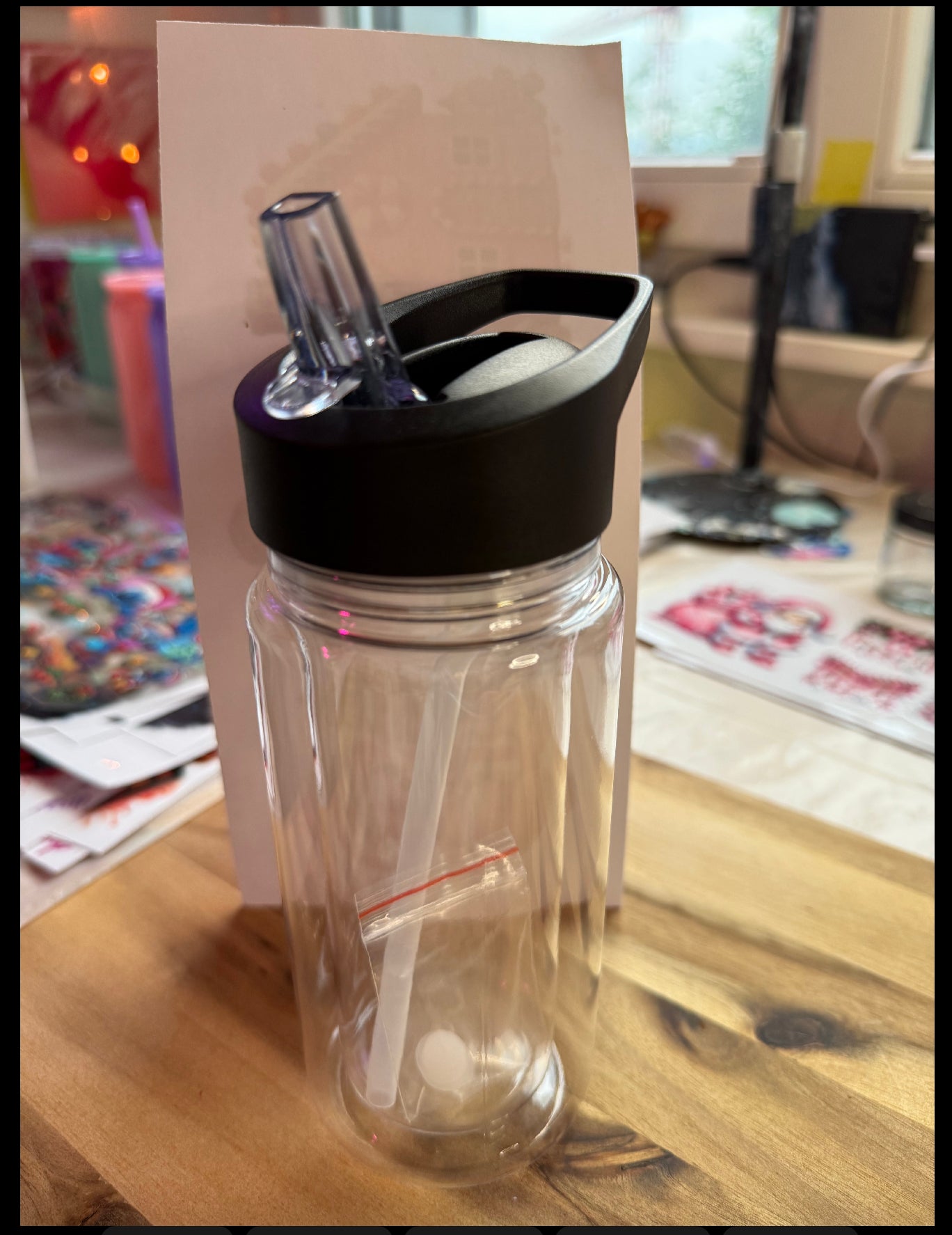 „Der Kid“ Snowglobe-Becher Flip-Top-Verschluss mit Trinkhalm