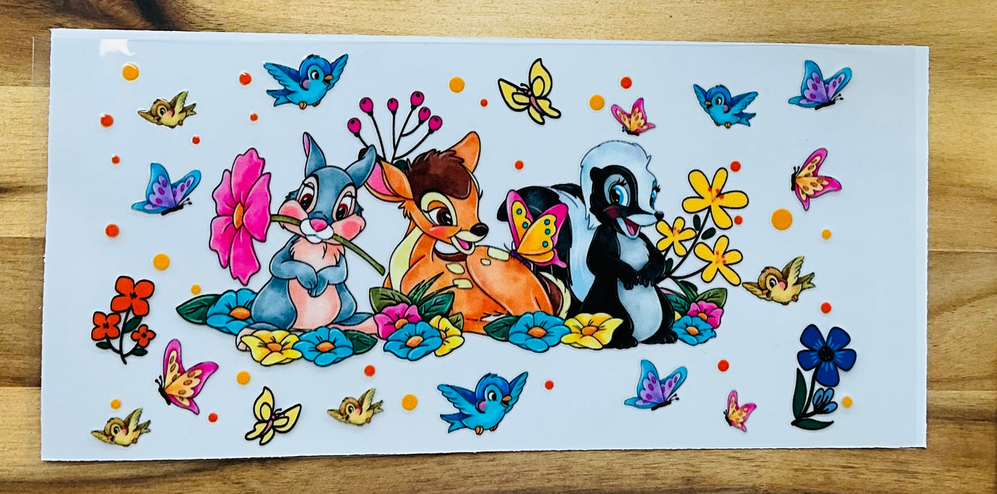 Rehkitz im Blumenmeer mit Tieren