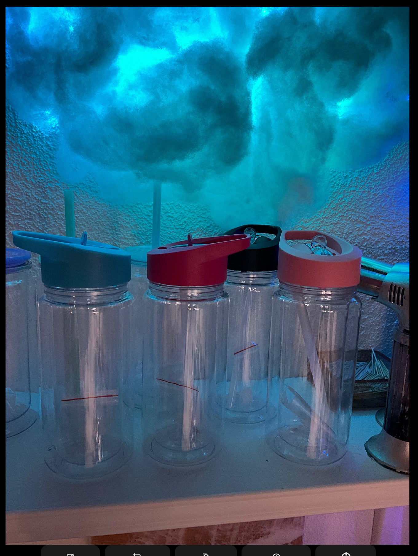 „Der Kid“ Snowglobe-Becher Flip-Top-Verschluss mit Trinkhalm