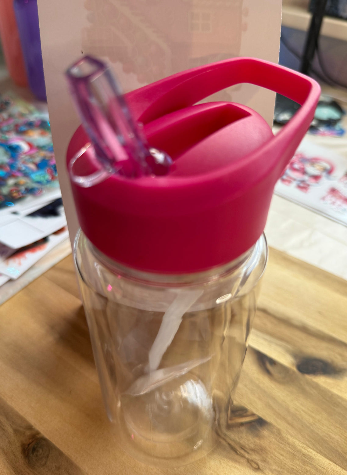 „Der Kid“ Snowglobe-Becher Flip-Top-Verschluss mit Trinkhalm