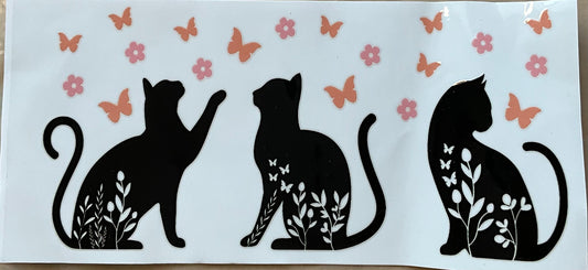 Katze spielt mit Schmetterling
