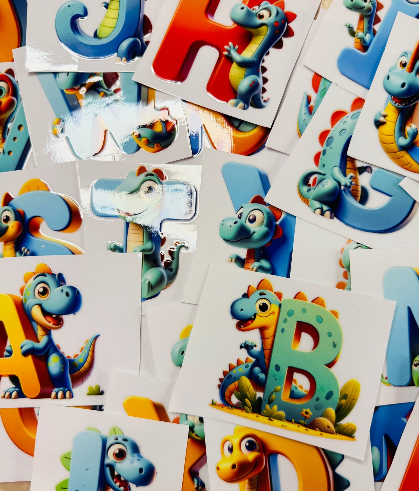 319 Dino Alphabet. Grösse: ca. 7cm mal 7 cm