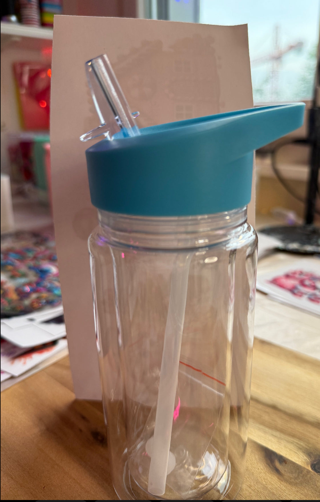 „Der Kid“ Snowglobe-Becher Flip-Top-Verschluss mit Trinkhalm