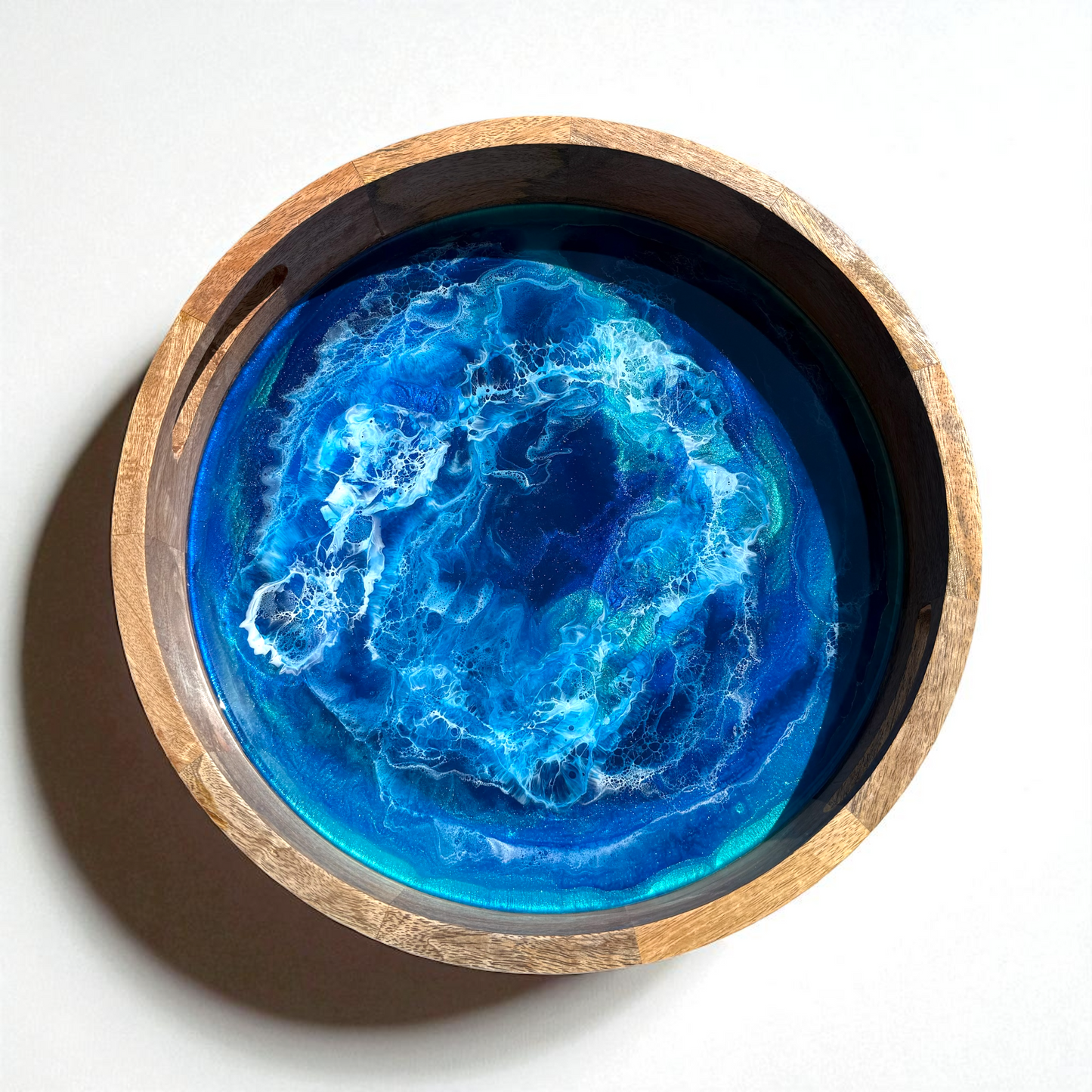 🌊 Ocean Art Tablett „Deep Blue“ – Handgegossenes Unikat aus Mango-Holz