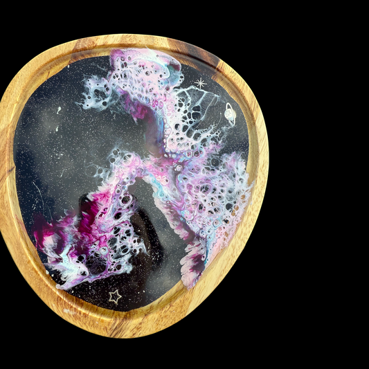 Galaxy Dreams – Handgegossenes Resin-Kunstwerk auf Akazienholz ✨🌌