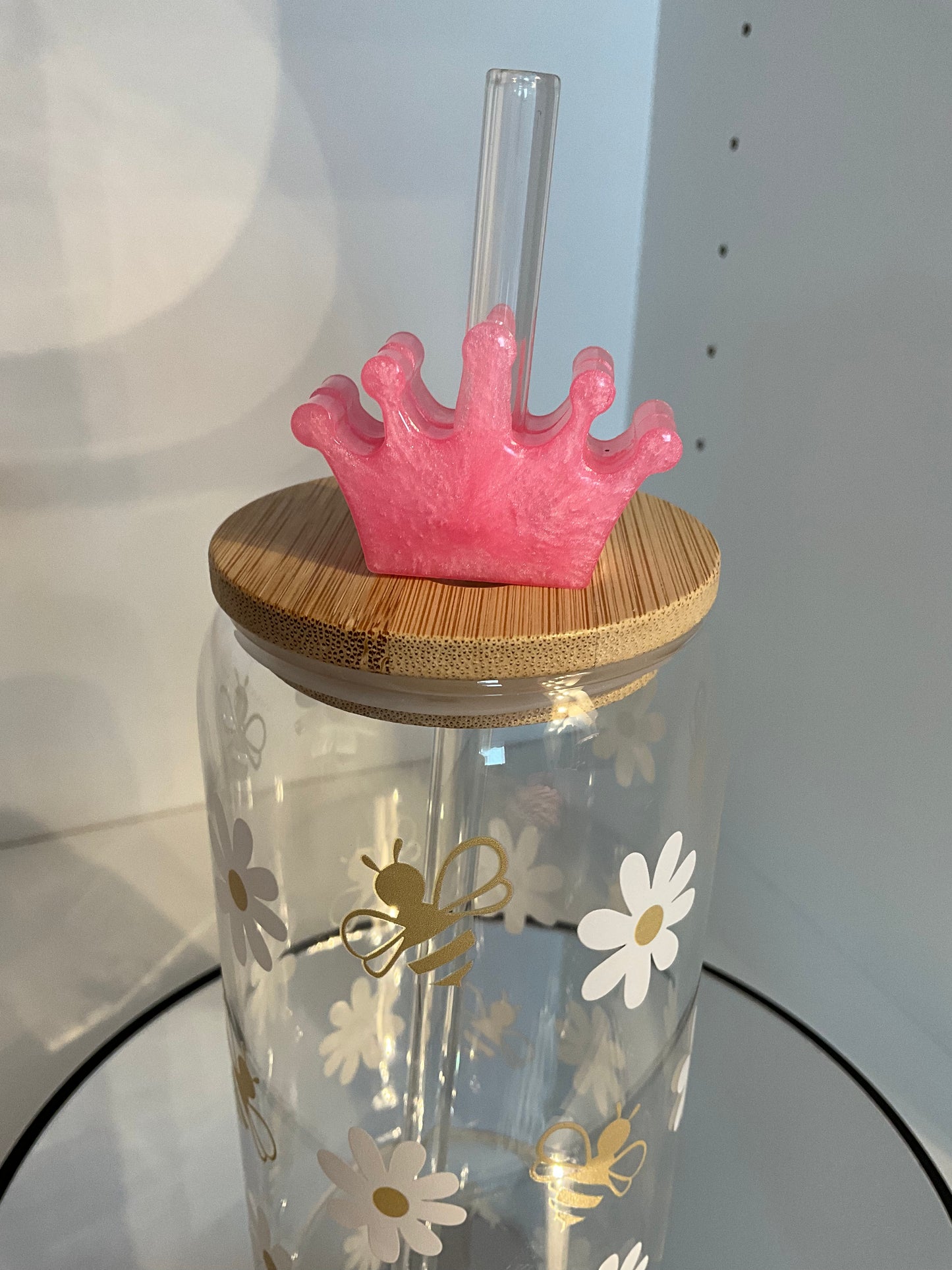 Bienenglück – Trinkglas mit Gänseblümchen & goldenen Bienen 🐝🌼