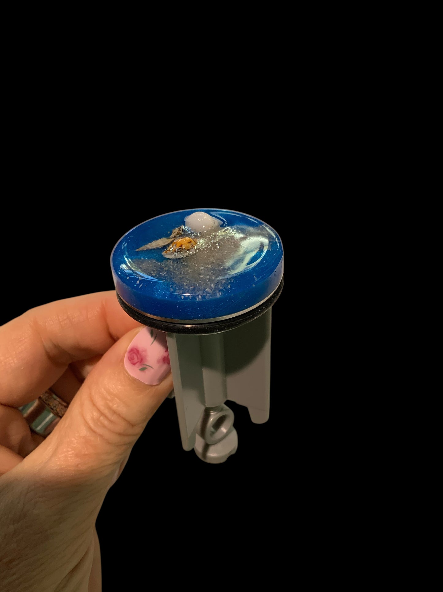 “Mini-Strand im Waschbecken – Stöpsel mit Sand & Muscheln”